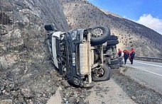 Artvin'de beton mikserinin devrildiği kazada sürücü yaralandı