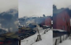 Artvin'de çıkan yangında ev ile ahır ve ambar yandı