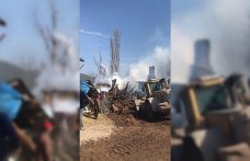 Bolu'da çıkan yangında 2 katlı ev ve ahır kullanılamaz hale geldi