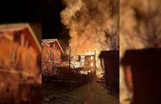 Karabük'te 2 katlı ahşap ev yandı