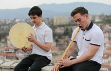 Lise öğrencileri geleneksel Türk müziğinin 