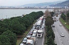Ordu-Samsun kara yolunda hafriyat kamyonunun devrilmesi sonucu uzun araç kuyruğu oluştu
