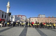 Samsun'da bisikletliler trafikte görünür olmak için pedal çevirdi