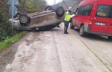 Samsun'da devrilen otomobildeki 2 kişi yaralandı