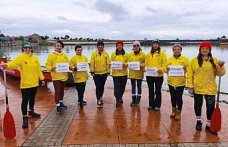 Samsun'da kadınlar 8 Mart'ı Karadeniz'de kürek çekerek kutladı