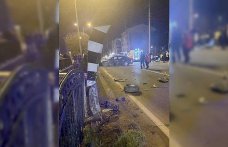 Samsun'da köprü korkuluğuna çarpan otomobildeki 2 kişi yaralandı