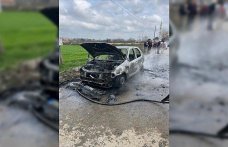 Bafra'da seyir halindeyken yanan otomobil kullanılamaz hale geldi