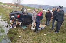 Tokat'ta tarlaya devrilen otomobildeki 3 kişi yaralandı