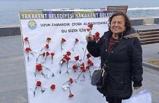 Yakakent Belediyesinden kadınlara çiçek sürprizi