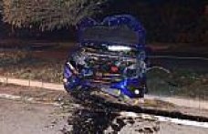 Alaçam’da ağaca çarpan otomobildeki 3 kişi yaralandı