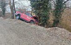 Bafra'da ağaca çarpan pikaptaki 2 kişi yaralandı