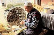 80 yaşındaki Yıldırım, kendi kendine öğrendiği süpürge yapımını 15 yıldır sürdürüyor