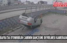 Bafra'da otomobilin caminin bahçesine devrilmesi kamerada