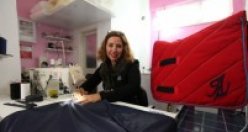 At ve Biniciler İçin Özel Kıyafetler Dikiyor