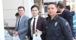 ADLİYE SARAYI ÖNÜNDE VATANDAŞLARA FİDAN DAĞITILDI