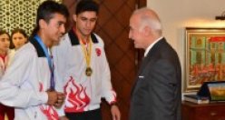 VALİ ŞAHİN ULUSAL VE ULUSLARARASI MÜSABAKALARDA İLİMİZİ VE ÜLKEMİZİ TEMSİL EDEREK DERECEYE GİREN SPORCULARI ÖDÜLLENDİRDİ