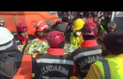 60 yaşındaki Eyüp Ak depremden 104 saat sonra enkazdan kurtarıldı