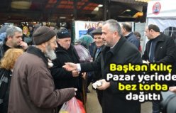 Başkan Kılıç Pazar yerinde bez torba dağıttı