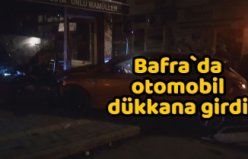 Bafra`da otomobil dükkana girdi