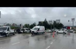 Ambulansla çarpışan hafif ticari araçtaki 3 kişi yaralandı
