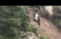 Artvin'de kara yolundaki heyelan anı güvenlik kamerasına yansıdı