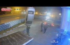 Bafra'da otomobilin caminin bahçesine devrilmesi kamerada