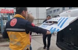 Bafra'da polis kaldırımda uyuklayan kişiyi güvenli şekilde evine götürdü