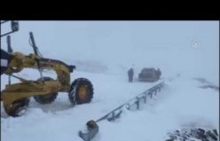 Bayburt'ta kar nedeniyle yolda mahsur kalan sürücü kurtarıldı