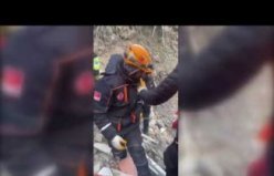 Bir kadın ile çocuk depremden 102 saat sonra enkazdan kurtarıldı