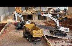 Bu kafenin müşterileri, minyatür inşaat sahasında iş makineleriyle oynuyor