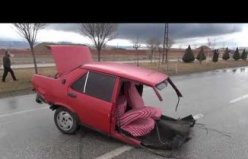 Çorum'da aydınlatma direğine çarpan otomobil ikiye bölündü, sürücü yaralandı