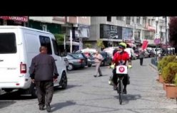 Cumhuriyet'in 100. yıl kutlamalarına katılmak için bisikletle Samsun'dan İzmir'e gidiyor