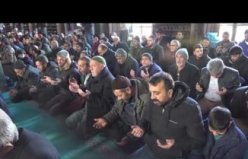 Diyarbakır'da cuma namazında tüm camilerde depremzedeler için dua edildi