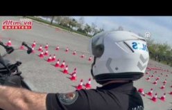 Emektar motosikletli trafik polis timi eğitmeni meslektaşlarına tecrübelerini aktarıyor