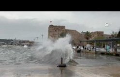 Fırtına, Sinop sahilinde yüksekliği 3 metreyi bulan dalgalar oluşturdu