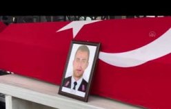 Hatay'da depremde hayatını kaybeden astsubay, annesi ve bebeğinin cenazesi defnedildi