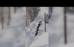 Karla kaplı köyde depremzedeler için pişirilen ekmekleri sırtlarında metrelerce taşıdılar