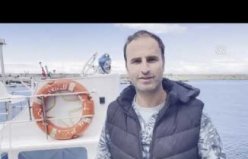 Kayalıklara oturan tekneden denize atlayan balıkçıların zor anları görüntülendi