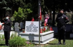 Kısıtlamadan muaf tutulan şehit yakınları kabristan ziyaretinde bulundu