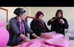 Öğretmenler depremzedeler için battaniye dikiyor