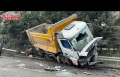 Ordu-Samsun kara yolunda hafriyat kamyonunun devrilmesi sonucu uzun araç kuyruğu oluştu