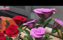 Örgü iplerini “solmayan çiçeklere“ dönüştürüyor