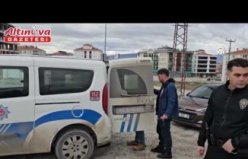 Polisten kaçarken üzerindeki uyuşturucuyu dökmeye çalışan kişi yakalandı