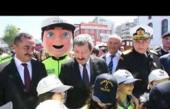 Samsun'da gazeteciler emniyet kemerinin önemini simülatör araçla deneyimledi