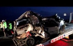 Samsun'da hafif ticari araç, tır ve kamyonun arasında kaldı, 2 kişi yaralandı