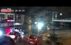 Samsun'da kamyonet ile motosikletin karıştığı kaza anı güvenlik kamerasına yansıdı