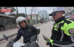 Samsun'da kurallara uyan motosiklet sürücülerine boyunluk hediye edildi