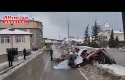 Samsun'da kuvvetli rüzgar nedeniyle okul çatısının bir bölümü yola düştü
