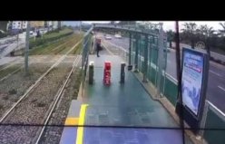 Samsun'da otomobilin çarptığı tramvay durağında hasar oluştu