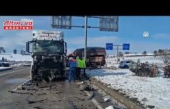 Samsun'da tır ile kamyon çarpıştı, 2 kişi yaralandı